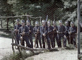 Een groep Zwitserse grenswachten achter een hek tussen Zwitserland en Frankrijk, Departement Haut-Rhin, Elzas, Frankrijk, 19 juni 1917